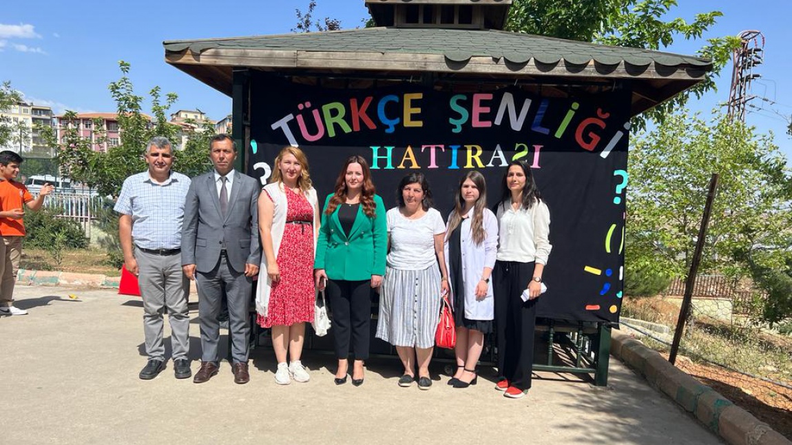 Okulumuzda Türkçe öğretmenlerimiz ve öğrencilerimizin projelerini sergiledikleri 